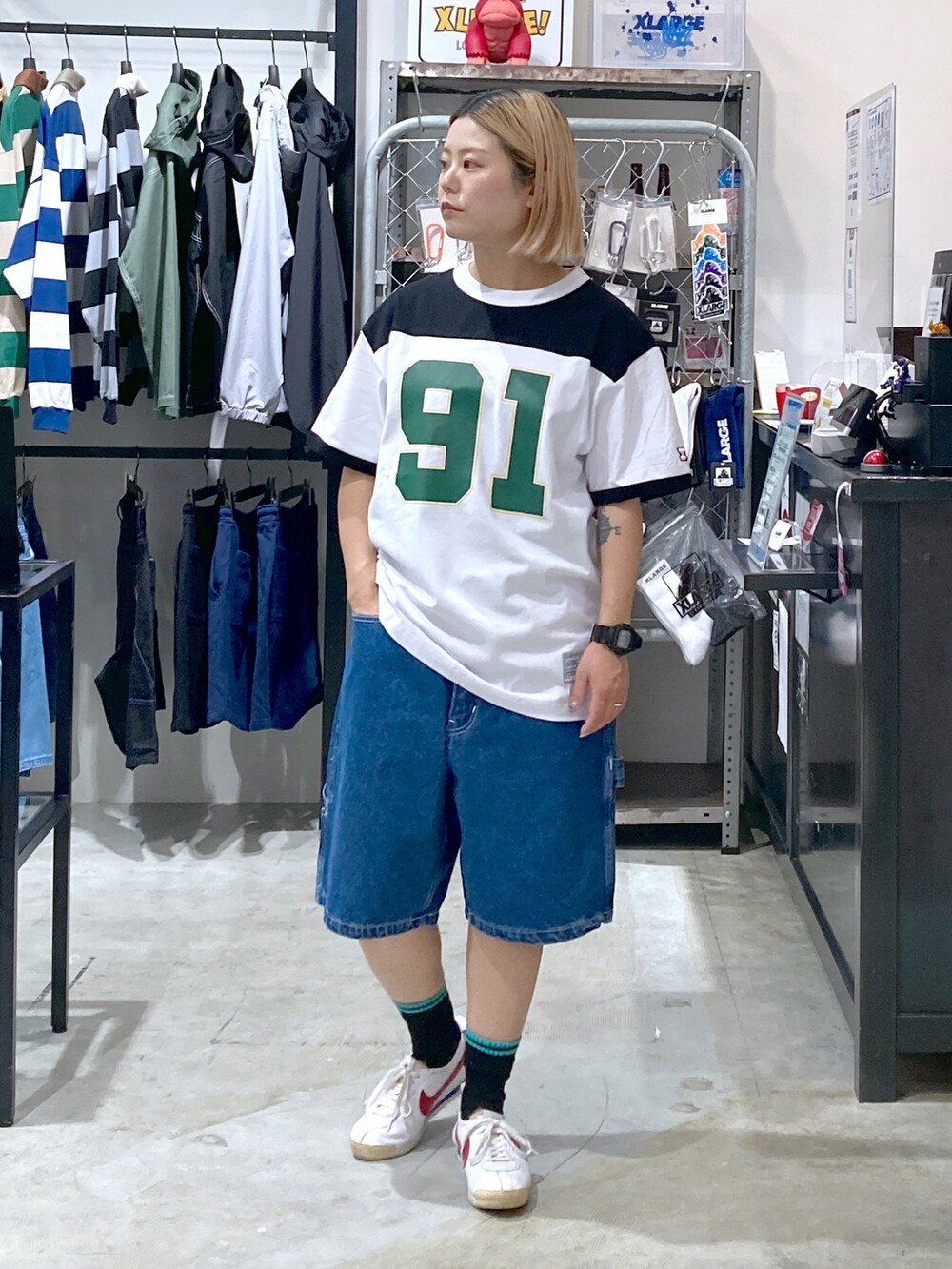 ブラック系のTシャツ/カットソー、ブルー系のその他パンツ、ホワイト系のショルダーバッグを着用したレディースの春コーディネートの3枚目の写真