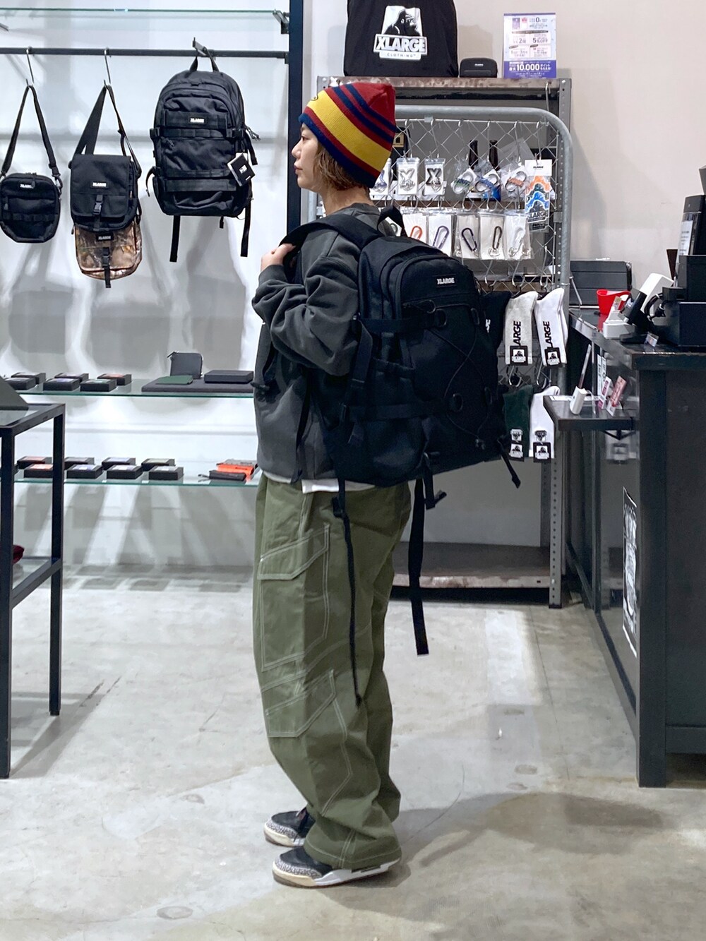 「春のおしゃ見えテクニック、オトナカジュアル、大人女子、お出かけコーデ、XLARGE、いいね、save、フォローお願いします🤑、ストリート、低身長、低身長コーデ」｜「XLARGEのLINED SINGLE BEANIE（ニットキャップ/ビーニー、レッド系）」を使った、沼田亜樹さん（レディース・156cm）の春コーディネートの4枚目の写真