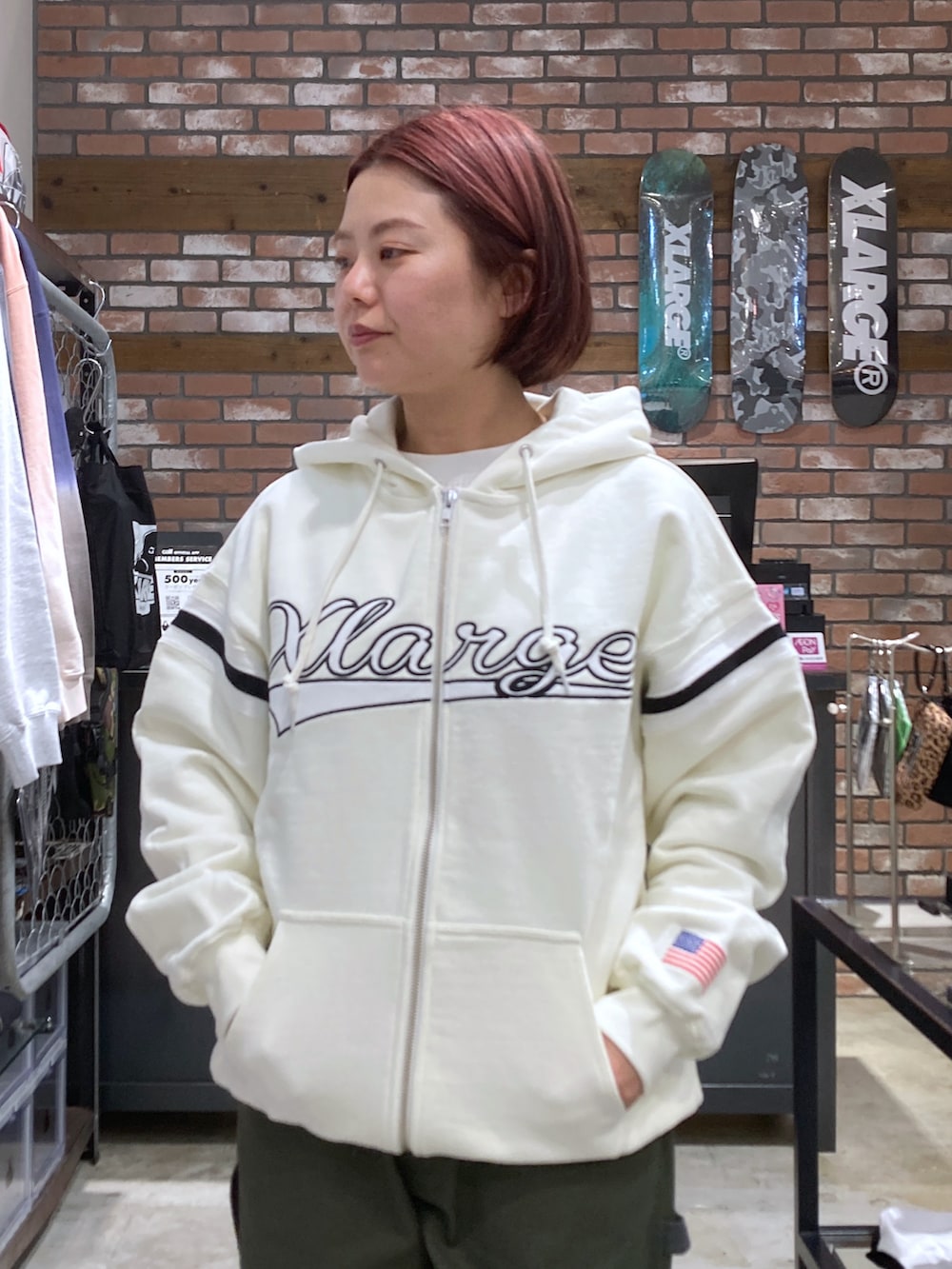 「キレイめカジュアル、休日スタイル、XLARGE、ディッキーズ(Dickies)、Dickies、いいね、save、フォローお願いします🤑、ストリート、低身長、低身長コーデ、低身長女子」｜「XLARGEのLINE ZIP UP HOODED SWEATSHIRT（パーカー、ホワイト系）」を使った、沼田亜樹さん（レディース・156cm）の冬コーディネートの4枚目の写真