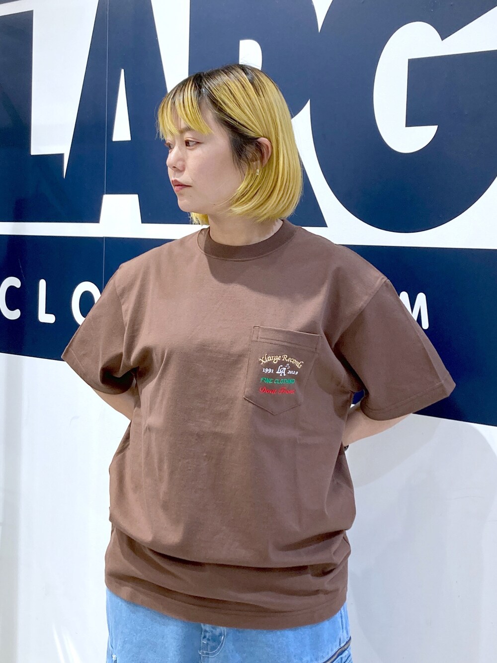 ブルー系のシャツ/ブラウス、ブルー系のデニムパンツ、ホワイト系のソックス/靴下を着用したレディースの夏コーディネートの4枚目の写真
