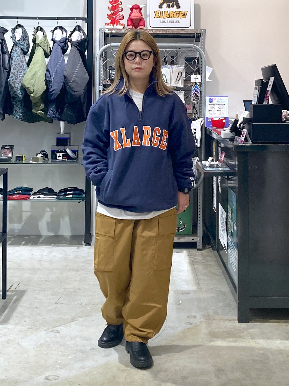 グリーン系のダウンジャケット/コート、ブルー系のスウェット、ブラウン系のカーゴパンツを着用したレディースの冬コーディネートの5枚目の写真