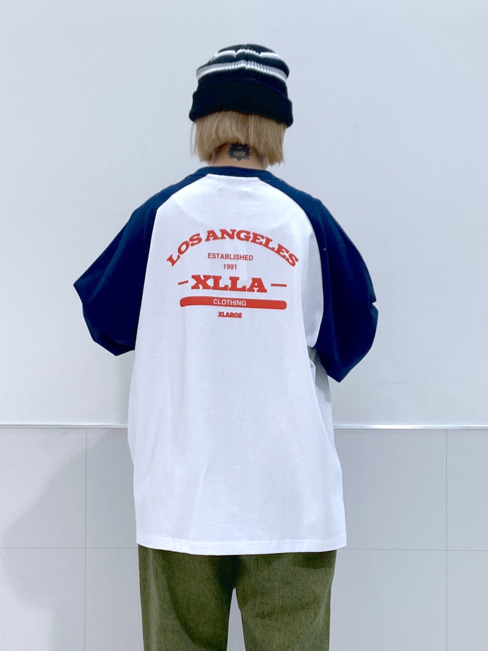 ブルー系のTシャツ/カットソー、グリーン系のデニムパンツ、グレー系のブルゾンを着用したレディースの冬コーディネートの2枚目の写真