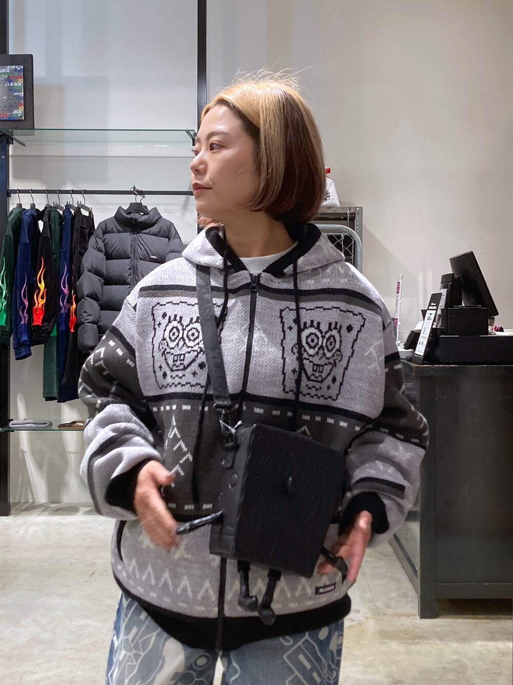 「エクストララージ、XLARGE、いいね、save、フォローお願いします🤑、ootd、スポンジボブ、低身長、ストリート、低身長コーデ、低身長女子」｜「XLARGEのXLARGE×SpongeBob KNIT HOODIE（ニット/セーター、ブラック系）」を使った、沼田亜樹さん（レディース・156cm）の冬コーディネートの2枚目の写真