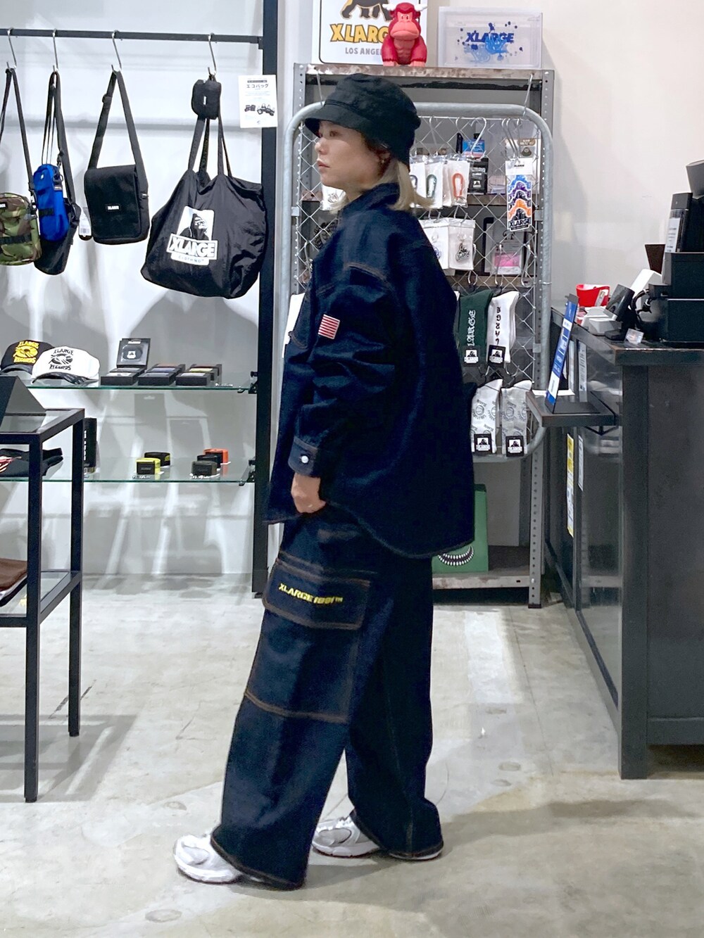 ブラック系のシャツ/ブラウス、ブルー系のデニムパンツ、ブラック系のバックパック/リュックを着用したレディースの秋コーディネートの2枚目の写真