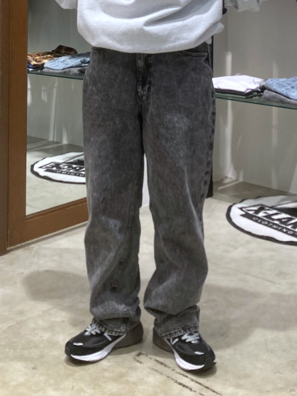 ブルー系のブルゾン、グレー系のデニムパンツ、グレー系のスウェットを着用したレディースの秋コーディネートの5枚目の写真