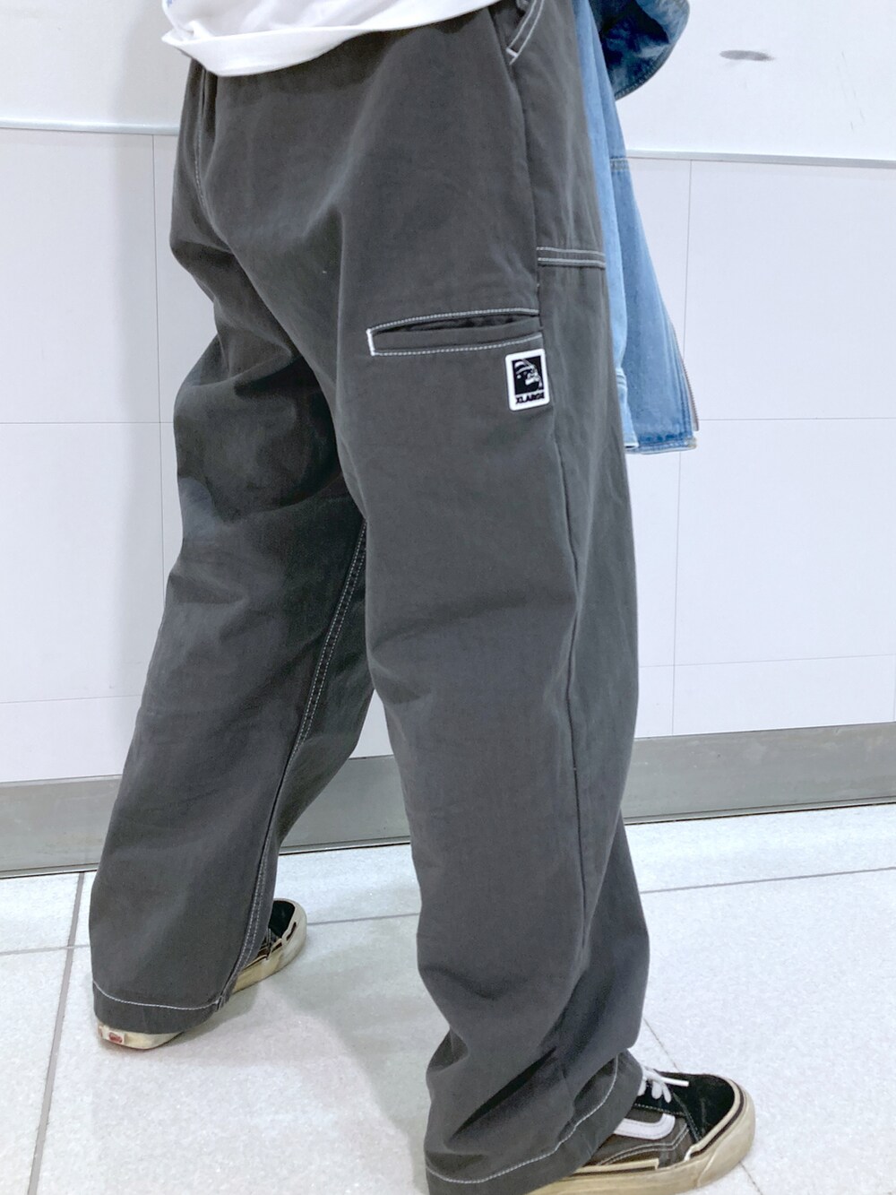 ベージュ系のニット/セーター、グレー系のパーカー、グレー系のその他パンツを着用したレディースの秋コーディネートの3枚目の写真