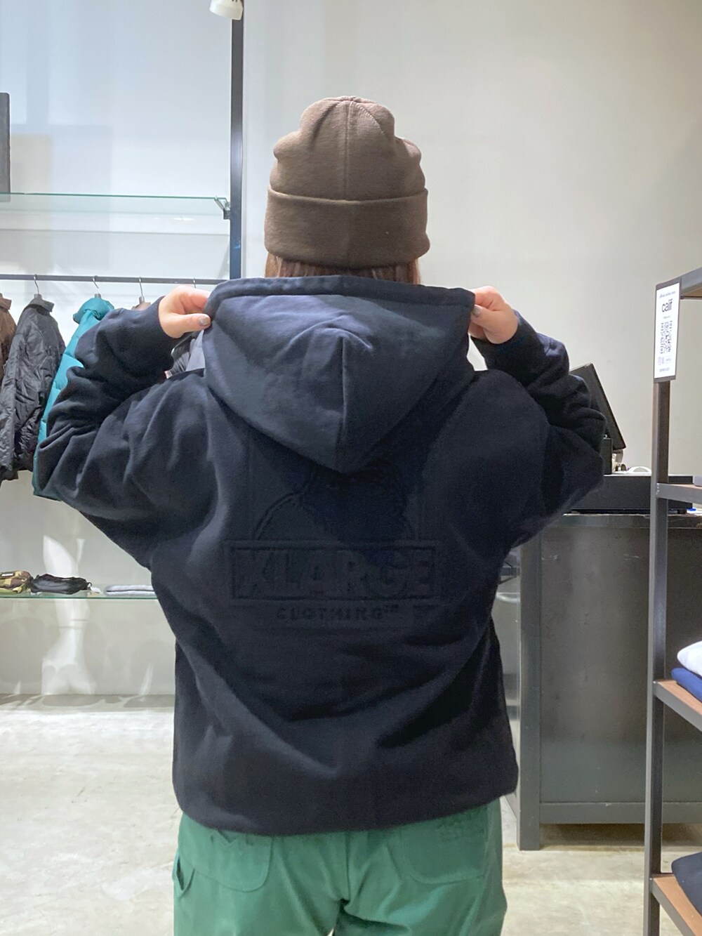 「オトナカジュアル、ジップパーカ、エクストララージ、XLARGE、いいね、save、フォローお願いします🤑、低身長、ストリート、低身長コーデ、低身長女子」｜「XLARGEのLOGO PATCHED CUFF BEANIE（ニットキャップ/ビーニー、ブラウン系）」を使った、沼田亜樹さん（レディース・156cm）の冬コーディネートの3枚目の写真