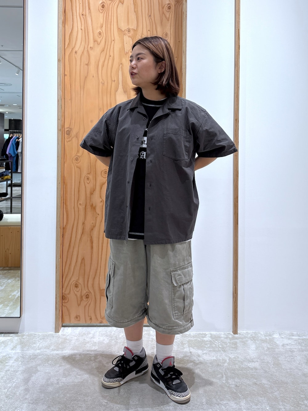 「レイヤードスタイル、最近のいい感じコーデ、XLARGE、ストリート、ストリートコーデ、いいね、save、フォローお願いします🤑、低身長、低身長コーデ、低身長女子」｜「XLARGEのOG S/S SHIRT（シャツ/ブラウス、グレー系）」を使った、沼田亜樹さん（レディース・156cm）の春コーディネートの2枚目の写真