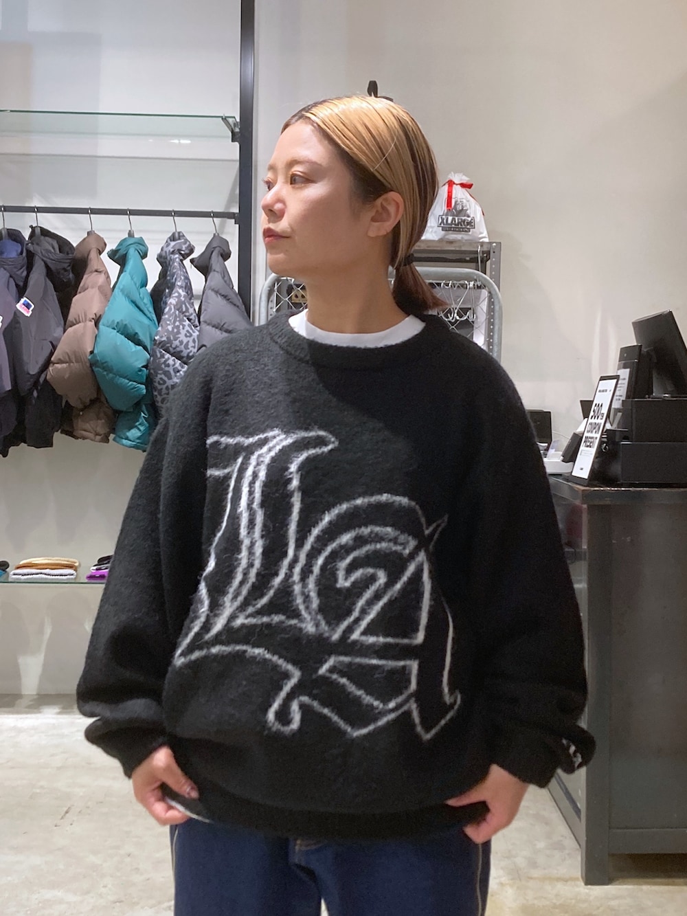 「ニット、デニムパンツ、XLARGE、ストリート、いいね、save、フォローお願いします🤑、低身長、低身長コーデ、低身長女子」｜「XLARGEのOLD ENGLISH MOHAIR CREWNECK KNIT（ニット/セーター、ブラック系）」を使った、沼田亜樹さん（レディース・156cm）の冬コーディネートの2枚目の写真