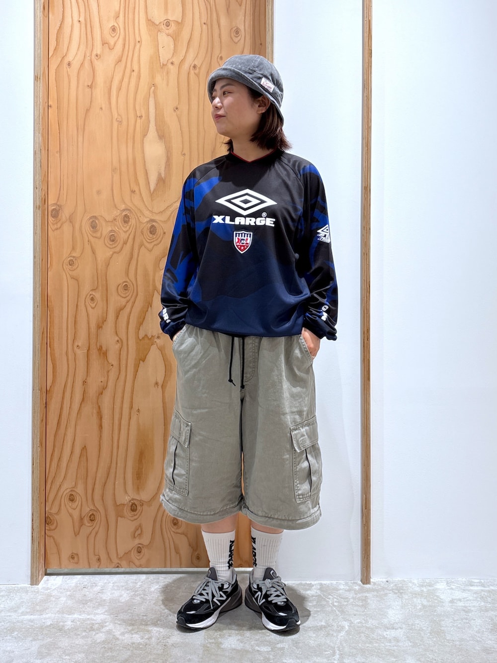 「低身長女子、XLARGE、UMBRO、ストリート、いいね、save、フォローお願いします🤑、低身長、低身長コーデ、オトナカジュアル、大人可愛い、お洒落さんとつながりたい」｜「UMBROのXLARGE×UMBRO L/S SOCCER JERSEY（Tシャツ/カットソー、ブラック系）」を使った、沼田亜樹さん（レディース・156cm）の春コーディネートの2枚目の写真