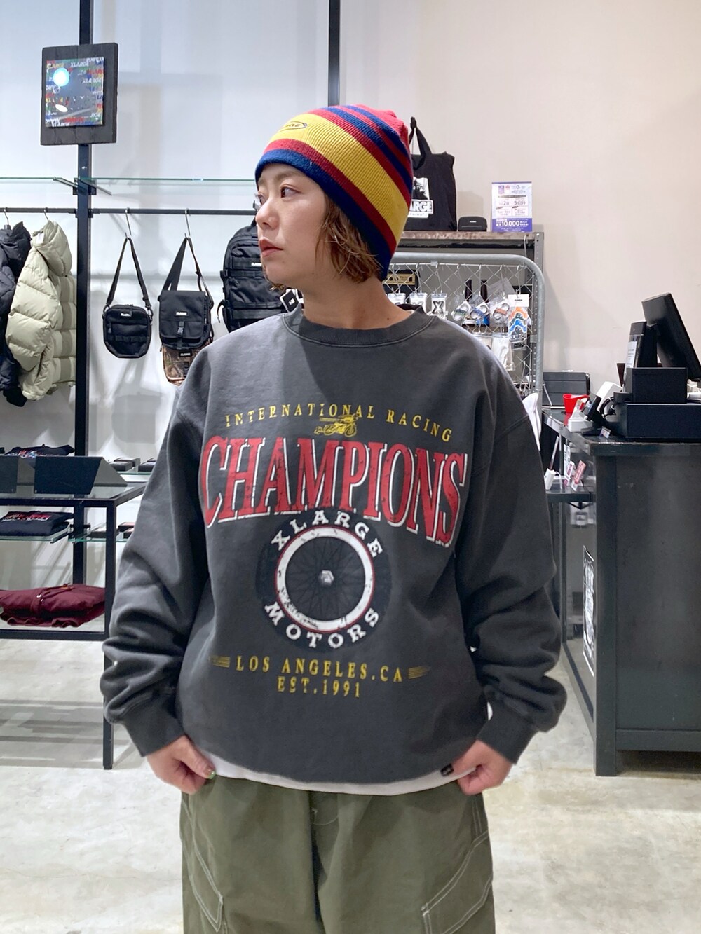 「春のおしゃ見えテクニック、オトナカジュアル、大人女子、お出かけコーデ、XLARGE、いいね、save、フォローお願いします🤑、ストリート、低身長、低身長コーデ」｜「XLARGEのLINED SINGLE BEANIE（ニットキャップ/ビーニー、レッド系）」を使った、沼田亜樹さん（レディース・156cm）の春コーディネートの3枚目の写真