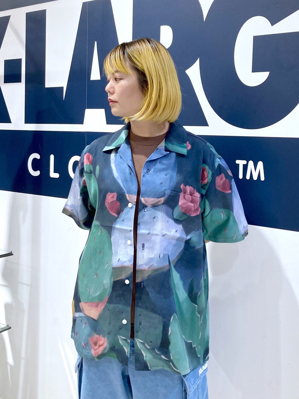 ブルー系のシャツ/ブラウス、ブルー系のデニムパンツ、ホワイト系のソックス/靴下を着用したレディースの夏コーディネートの3枚目の写真