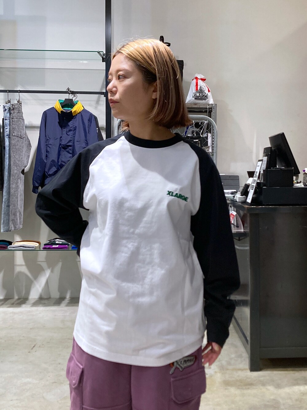 「大人カジュアル、XLARGE、楽チンコーデ、スポーツミックス、ラグラン」｜「XLARGEのSLANTED OG RAGLAN L/S TEE（Tシャツ/カットソー、ブラック系）」を使った、沼田亜樹さん（レディース・156cm）の秋コーディネートの4枚目の写真