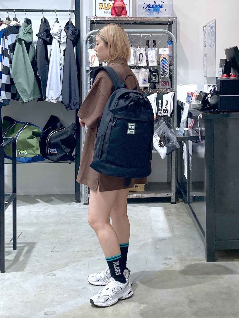 「XLARGE、いいね、save、フォローお願いします🤑、ストリート、低身長、低身長コーデ、オトナカジュアル、ストリートコーデ」｜「XLARGEのSTANDARD LOGO BIG POLO SHIRT（ポロシャツ、ブラウン系）」を使った、沼田亜樹さん（レディース・156cm）の春コーディネートの2枚目の写真