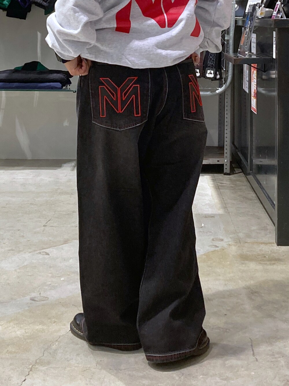 「シンプル、休日スタイル、XLARGE、ストリート、ワイドパンツ、低身長、いいね、save、フォローお願いします🤑、低身長コーデ、低身長女子」｜「XLARGEのXLARGE×LIL WAYNE BOMBER JACKET（ブルゾン、ブラック系）」を使った、沼田亜樹さん（レディース・156cm）の冬コーディネートの5枚目の写真