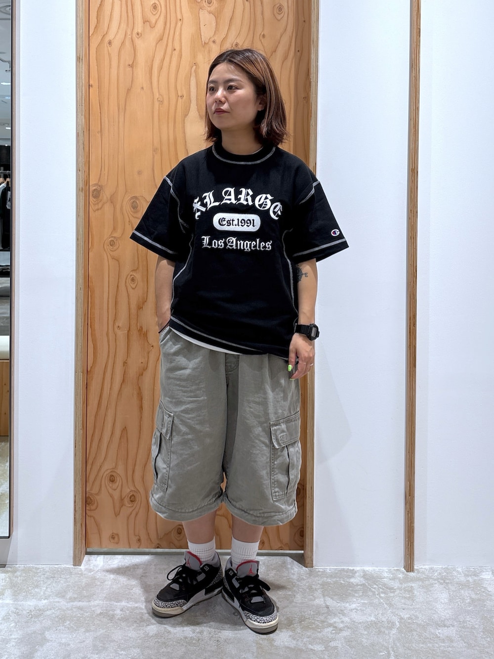 「レイヤードスタイル、最近のいい感じコーデ、XLARGE、ストリート、ストリートコーデ、いいね、save、フォローお願いします🤑、低身長、低身長コーデ、低身長女子」｜「XLARGEのOG S/S SHIRT（シャツ/ブラウス、グレー系）」を使った、沼田亜樹さん（レディース・156cm）の春コーディネートの4枚目の写真