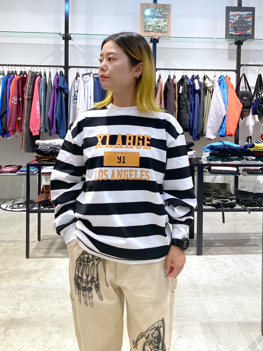 ブラック系のブルゾン、ホワイト系のTシャツ/カットソー、ベージュ系のその他パンツを着用したレディースの秋コーディネートの3枚目の写真