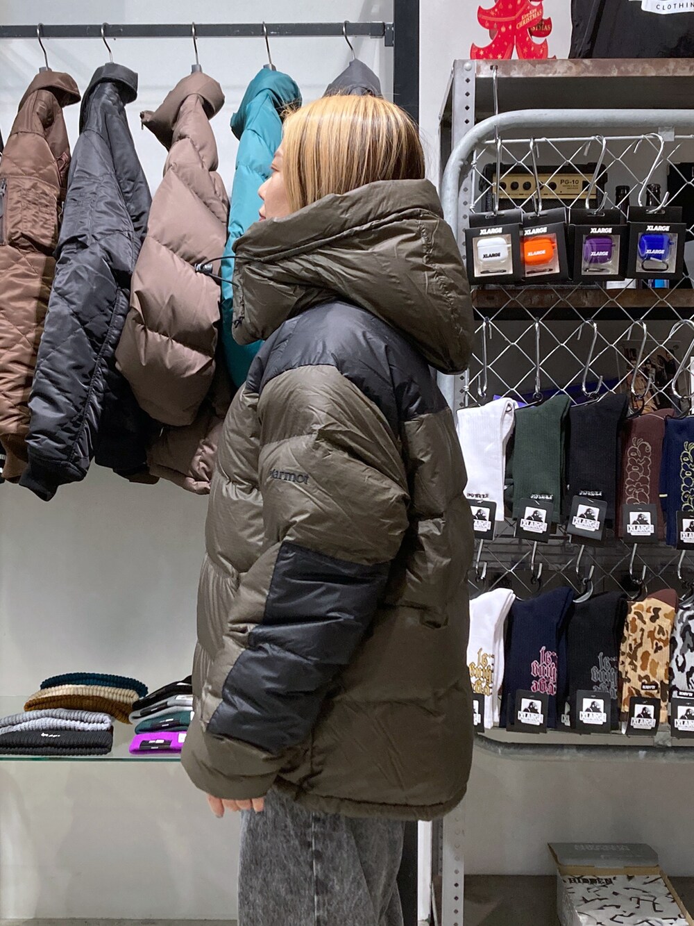 「Marmot、XLARGE、ダウンジャケット、休日スタイル、いいね、save、フォローお願いします🤑、ダウン、ストリート、低身長、低身長女子」｜「MARMOTのXLARGE×Marmot HOODED DOWN JACKET（ダウンジャケット/コート、グリーン系）」を使った、沼田亜樹さん（レディース・156cm）の冬コーディネートの3枚目の写真