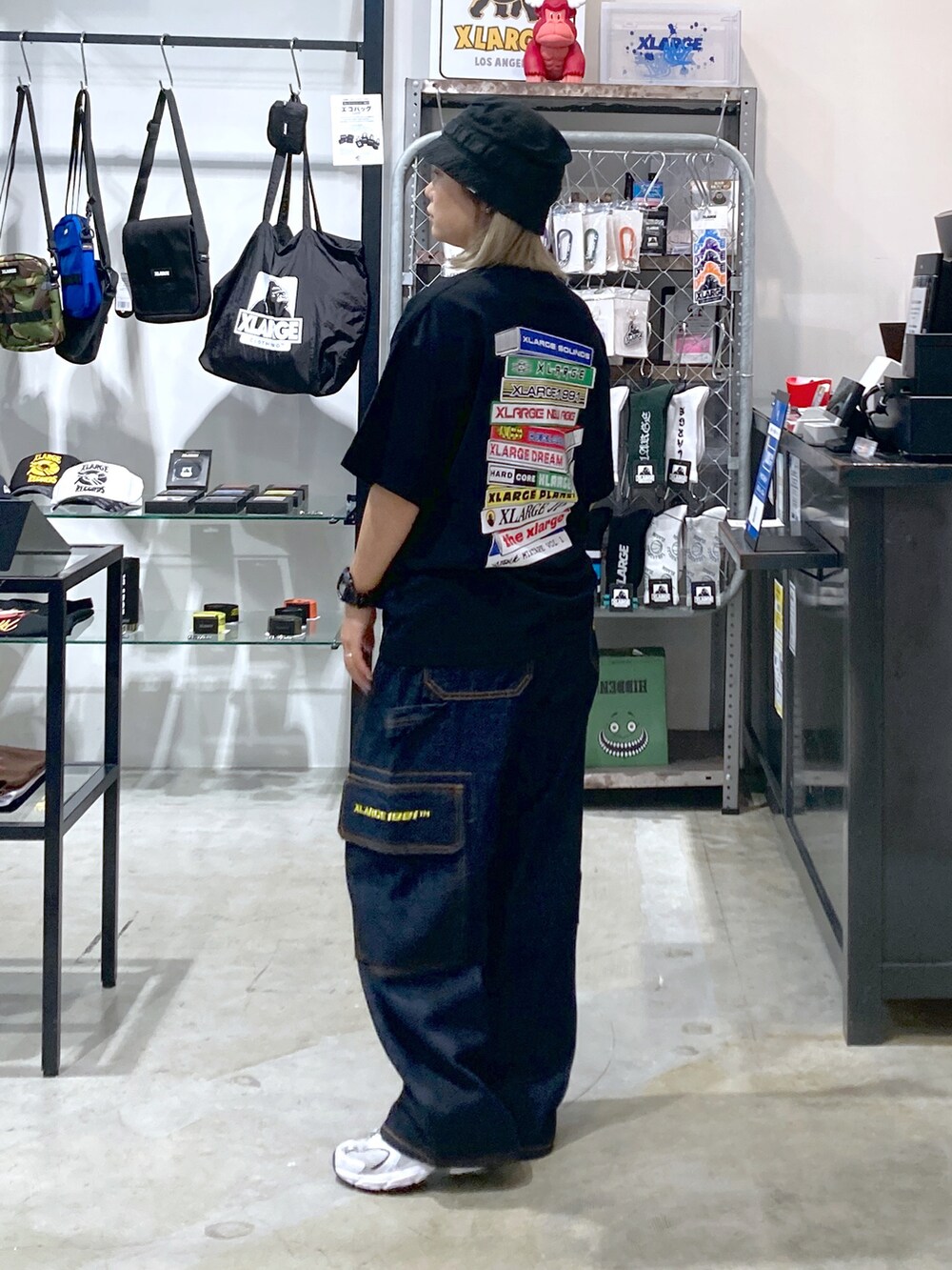 ブラック系のシャツ/ブラウス、ブルー系のデニムパンツ、ブラック系のバックパック/リュックを着用したレディースの秋コーディネートの3枚目の写真