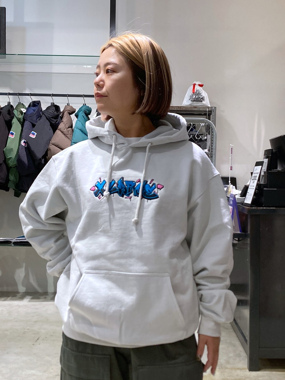 「秋冬コーデ、ゆるコーデ、休日スタイル、いいね、save、フォローお願いします🤑、XLARGE、ストリート、ストリートコーデ、低身長、低身長コーデ、低身長女子」｜「XLARGEのAEROSOL GAFFITI HOODED SWEATSHIRT（パーカー、グレー系）」を使った、沼田亜樹さん（レディース・156cm）の秋コーディネートの4枚目の写真