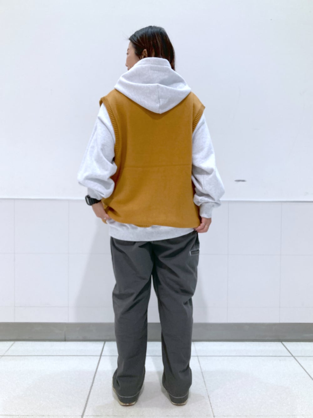 ベージュ系のニット/セーター、グレー系のパーカー、グレー系のその他パンツを着用したレディースの秋コーディネートの2枚目の写真