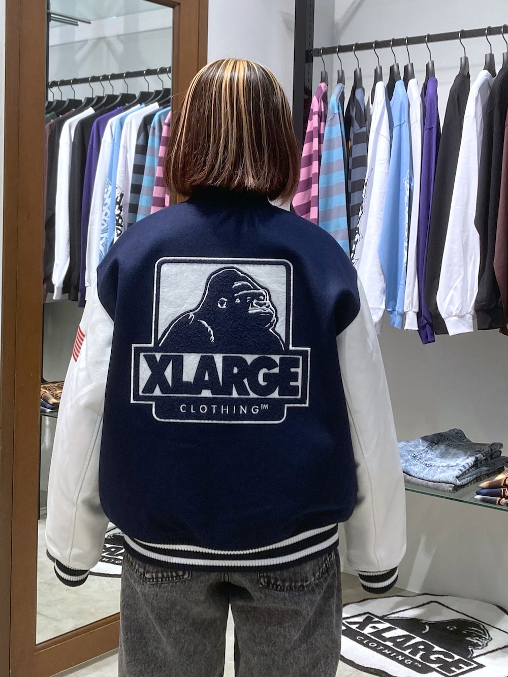 ブルー系のブルゾン、グレー系のデニムパンツ、グレー系のスウェットを着用したレディースの秋コーディネートの3枚目の写真