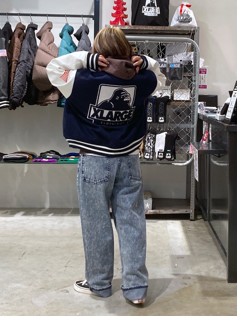 「スタジャン、XLARGE、いいね、save、フォローお願いします🤑、ストリート、低身長、低身長コーデ、低身長女子」｜「XLARGEのOG LOGO VARSITY JACKET（ブルゾン、ブルー系）」を使った、沼田亜樹さん（レディース・156cm）の冬コーディネートの2枚目の写真