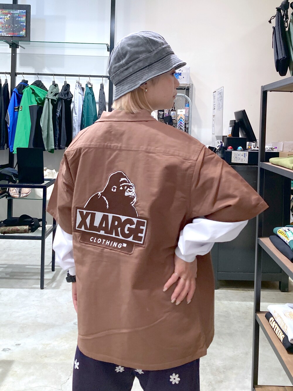 ブラウン系のシャツ/ブラウス、ホワイト系のTシャツ/カットソー、パープル系のその他パンツを着用したレディースの春コーディネートの3枚目の写真