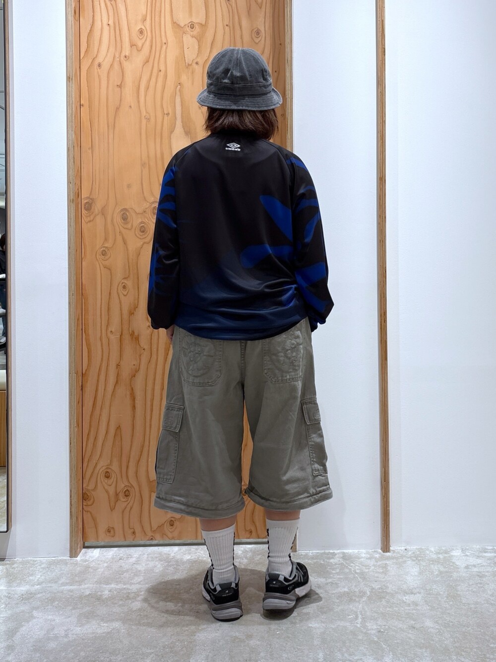 「低身長女子、XLARGE、UMBRO、ストリート、いいね、save、フォローお願いします🤑、低身長、低身長コーデ、オトナカジュアル、大人可愛い、お洒落さんとつながりたい」｜「UMBROのXLARGE×UMBRO L/S SOCCER JERSEY（Tシャツ/カットソー、ブラック系）」を使った、沼田亜樹さん（レディース・156cm）の春コーディネートの3枚目の写真