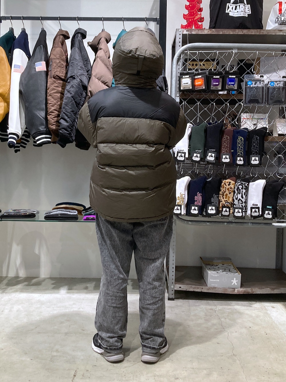 「Marmot、XLARGE、ダウンジャケット、休日スタイル、いいね、save、フォローお願いします🤑、ダウン、ストリート、低身長、低身長女子」｜「MARMOTのXLARGE×Marmot HOODED DOWN JACKET（ダウンジャケット/コート、グリーン系）」を使った、沼田亜樹さん（レディース・156cm）の冬コーディネートの2枚目の写真
