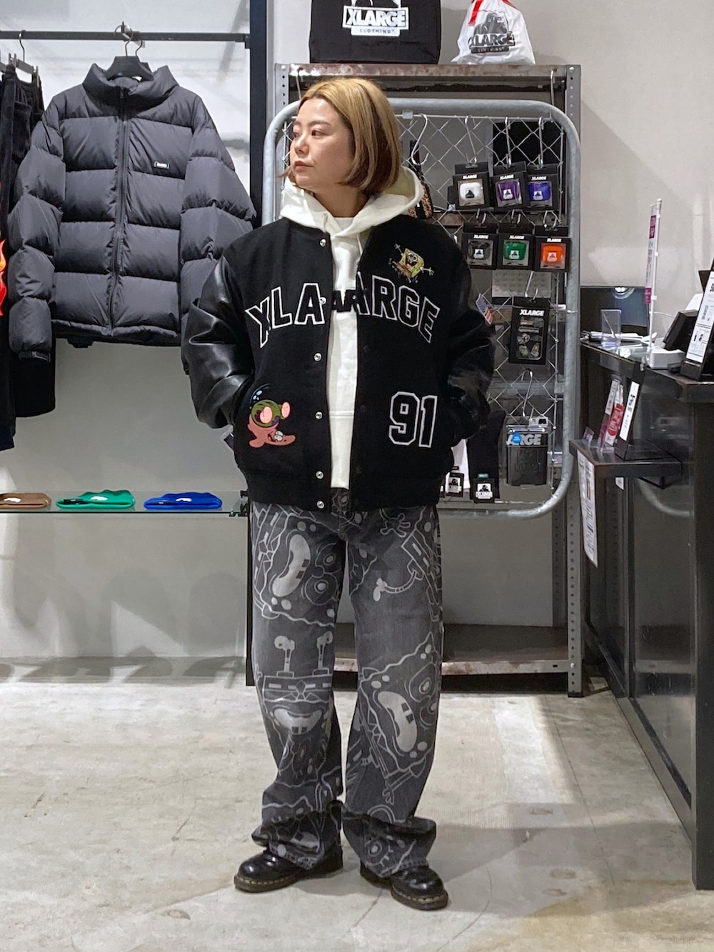 「ootd、いいね、save、フォローお願いします🤑、XLARGE、エクストララージ、低身長、スポンジボブ、ストリート、低身長コーデ、低身長女子」｜「XLARGEのXLARGE×SpongeBob PULLOVER HOODED SWEATSHIRT（パーカー、ホワイト系）」を使った、沼田亜樹さん（レディース・156cm）の冬コーディネートの2枚目の写真