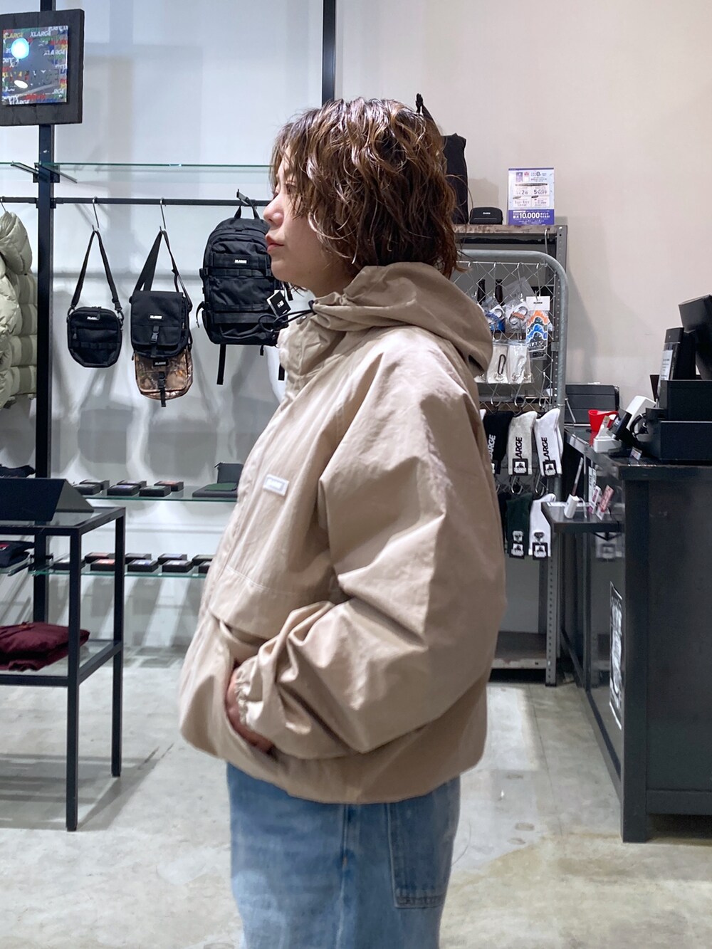 「春のおしゃ見えテクニック、オトナカジュアル、お出かけコーデ、いいね、save、フォローお願いします🤑、バックパック、XLARGE、ストリート、低身長」｜「XLARGEのSTANDARD LOGO TRUCK HOOK BACKPACK（バックパック/リュック、ブラック系）」を使った、沼田亜樹さん（レディース・156cm）の春コーディネートの3枚目の写真
