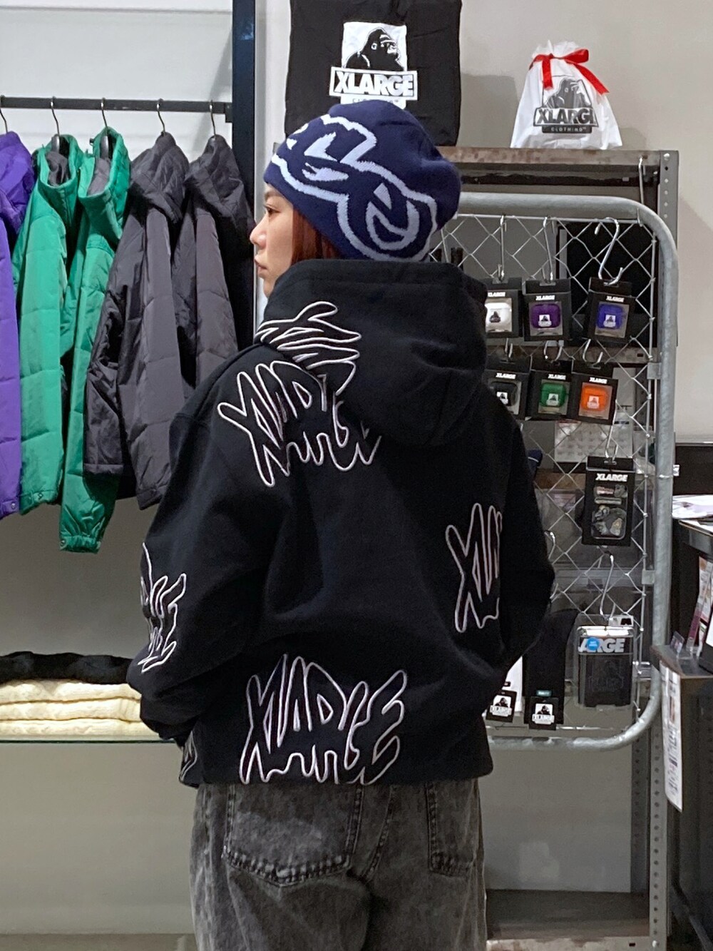 「おしゃれさんと繋がりたい、春先取り、XLARGE、ストリート、いいね、save、フォローお願いします🤑、低身長、低身長コーデ、低身長女子」｜「XLARGEのXL TAGGING SINGLE BEANIE（ニットキャップ/ビーニー、ブルー系）」を使った、沼田亜樹さん（レディース・156cm）の冬コーディネートの3枚目の写真