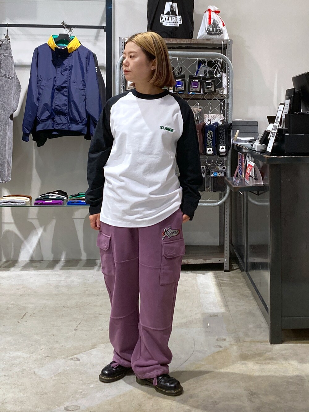 「大人カジュアル、XLARGE、楽チンコーデ、スポーツミックス、ラグラン」｜「XLARGEのSLANTED OG RAGLAN L/S TEE（Tシャツ/カットソー、ブラック系）」を使った、沼田亜樹さん（レディース・156cm）の秋コーディネートの2枚目の写真