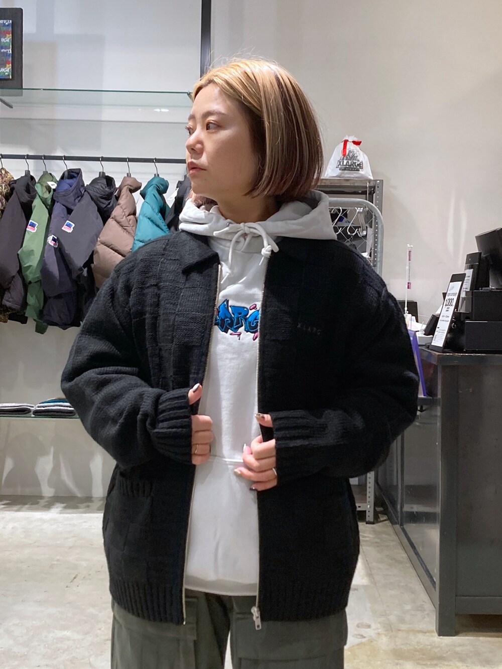 「秋冬コーデ、ゆるコーデ、休日スタイル、いいね、save、フォローお願いします🤑、XLARGE、ストリート、ストリートコーデ、低身長、低身長コーデ、低身長女子」｜「XLARGEのAEROSOL GAFFITI HOODED SWEATSHIRT（パーカー、グレー系）」を使った、沼田亜樹さん（レディース・156cm）の秋コーディネートの2枚目の写真