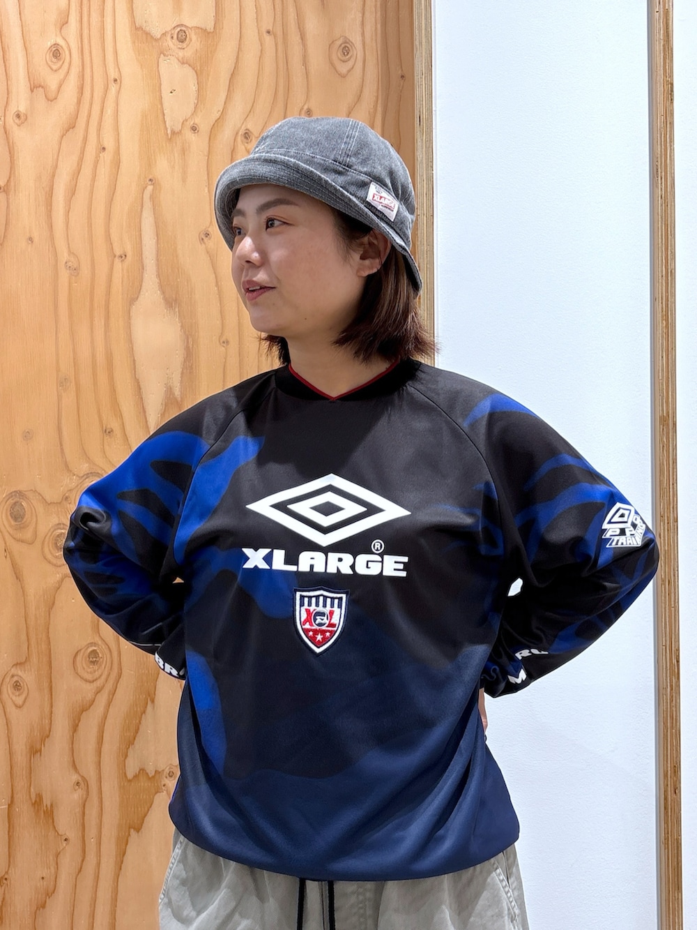 「低身長女子、XLARGE、UMBRO、ストリート、いいね、save、フォローお願いします🤑、低身長、低身長コーデ、オトナカジュアル、大人可愛い、お洒落さんとつながりたい」｜「UMBROのXLARGE×UMBRO L/S SOCCER JERSEY（Tシャツ/カットソー、ブラック系）」を使った、沼田亜樹さん（レディース・156cm）の春コーディネートの4枚目の写真