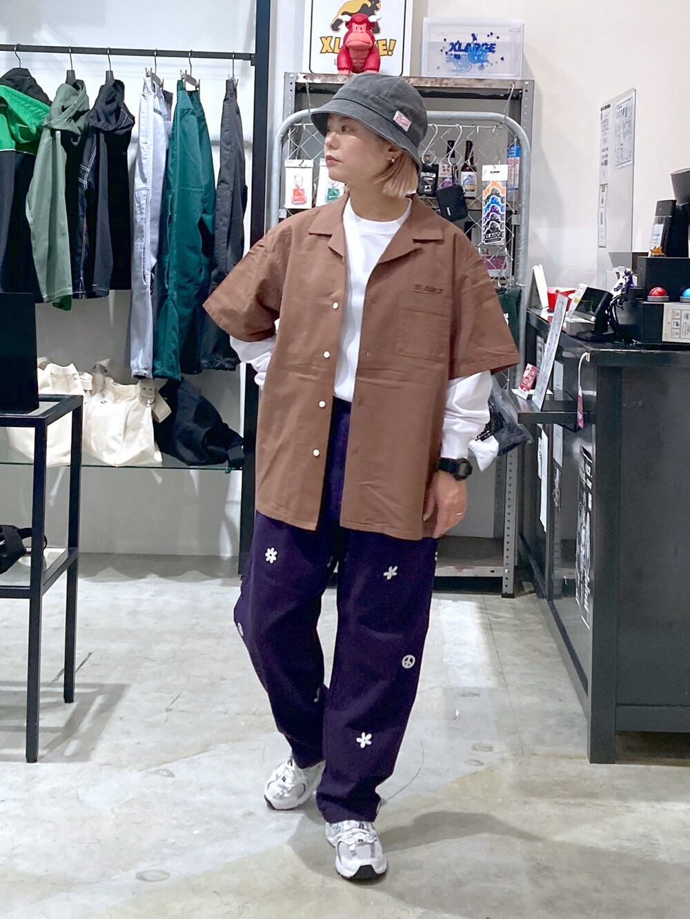 ブラウン系のシャツ/ブラウス、ホワイト系のTシャツ/カットソー、パープル系のその他パンツを着用したレディースの春コーディネートの2枚目の写真