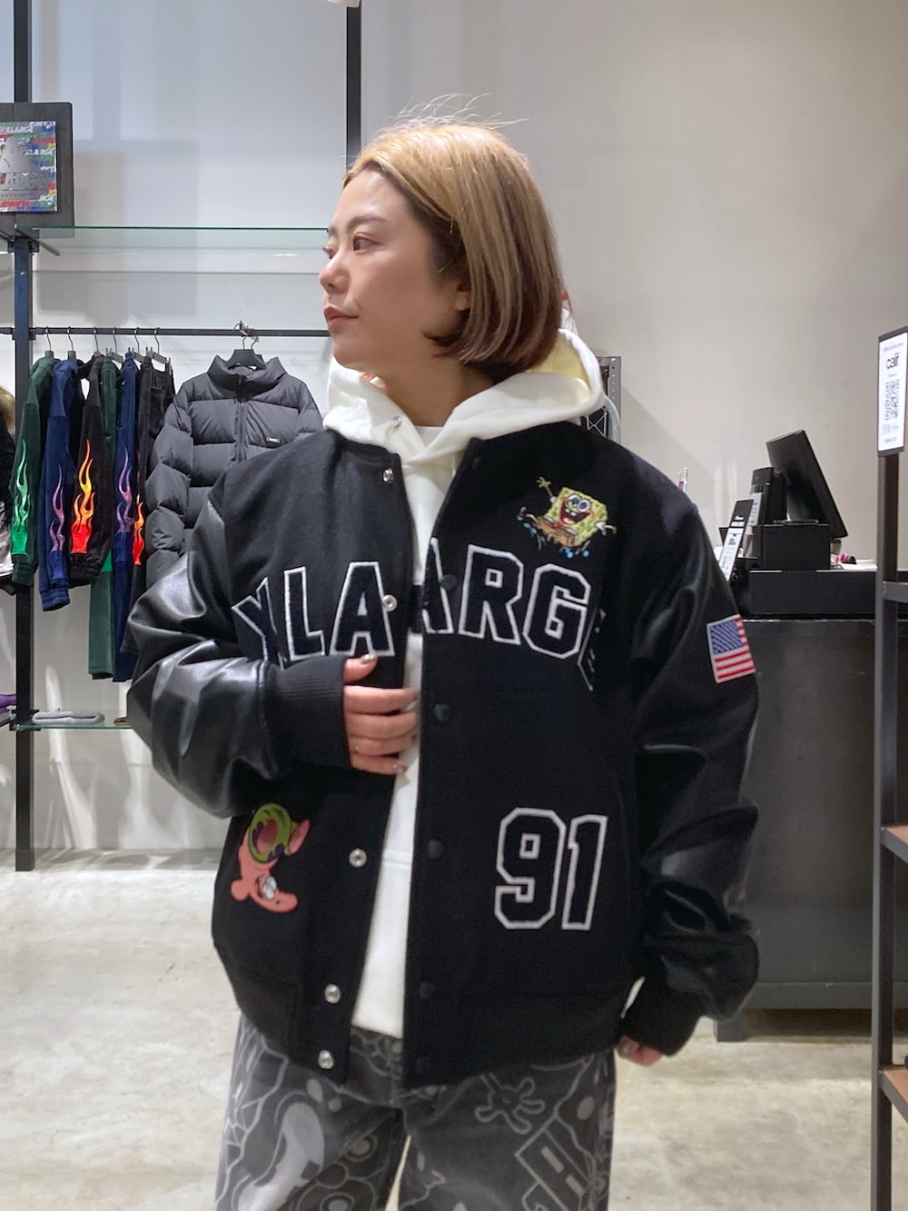 「ootd、いいね、save、フォローお願いします🤑、XLARGE、エクストララージ、低身長、スポンジボブ、ストリート、低身長コーデ、低身長女子」｜「XLARGEのXLARGE×SpongeBob PULLOVER HOODED SWEATSHIRT（パーカー、ホワイト系）」を使った、沼田亜樹さん（レディース・156cm）の冬コーディネートの3枚目の写真
