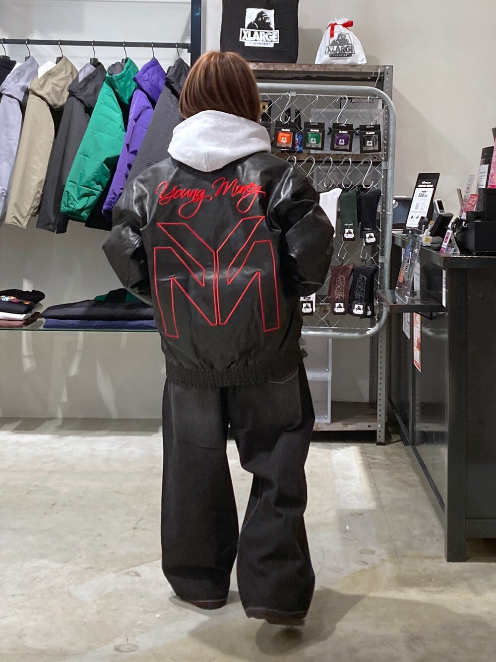 「シンプル、休日スタイル、XLARGE、ストリート、ワイドパンツ、低身長、いいね、save、フォローお願いします🤑、低身長コーデ、低身長女子」｜「XLARGEのXLARGE×LIL WAYNE BOMBER JACKET（ブルゾン、ブラック系）」を使った、沼田亜樹さん（レディース・156cm）の冬コーディネートの2枚目の写真