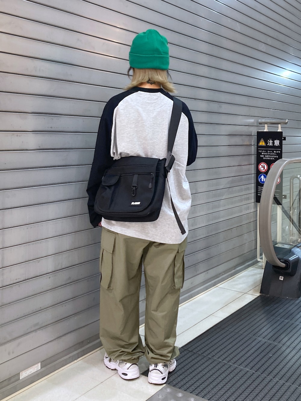 グレー系のTシャツ/カットソー、グリーン系のカーゴパンツ、ブラック系のショルダーバッグを着用したレディースの秋コーディネートの2枚目の写真