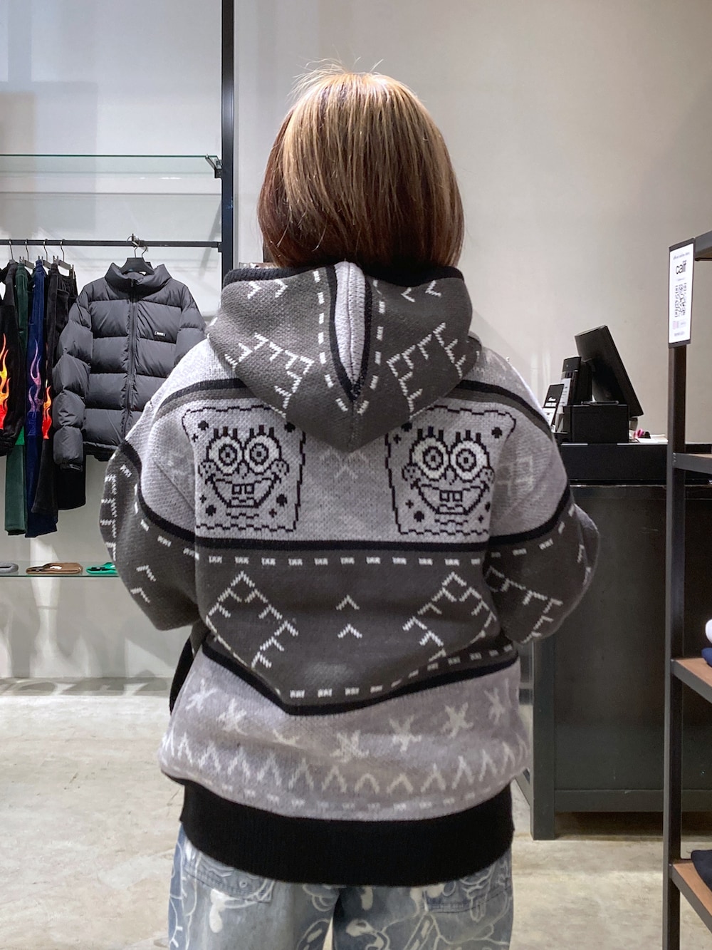 「エクストララージ、XLARGE、いいね、save、フォローお願いします🤑、ootd、スポンジボブ、低身長、ストリート、低身長コーデ、低身長女子」｜「XLARGEのXLARGE×SpongeBob KNIT HOODIE（ニット/セーター、ブラック系）」を使った、沼田亜樹さん（レディース・156cm）の冬コーディネートの3枚目の写真