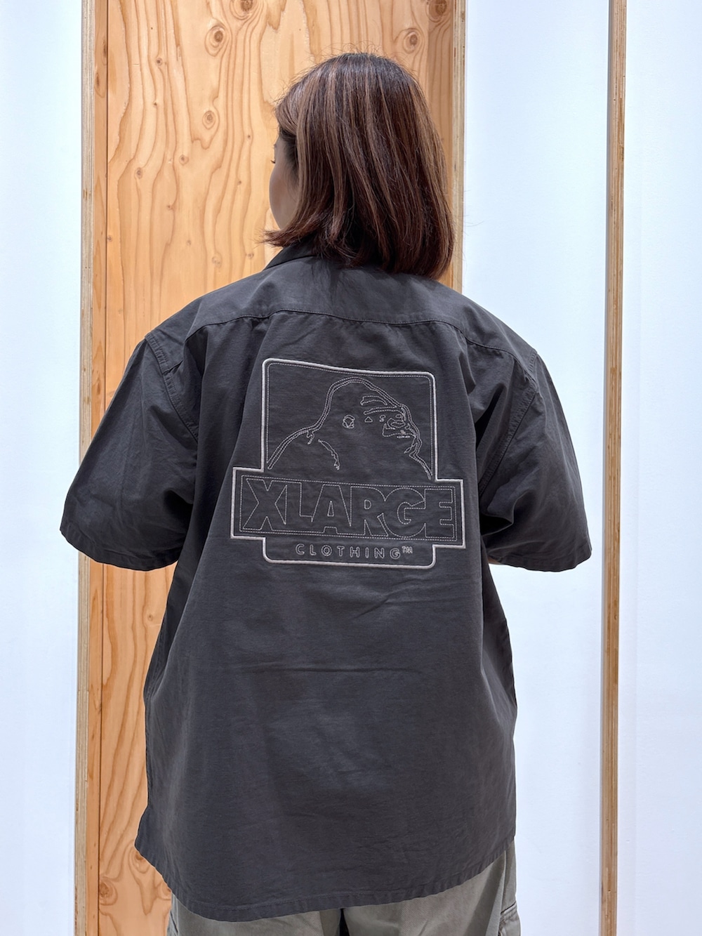 「レイヤードスタイル、最近のいい感じコーデ、XLARGE、ストリート、ストリートコーデ、いいね、save、フォローお願いします🤑、低身長、低身長コーデ、低身長女子」｜「XLARGEのOG S/S SHIRT（シャツ/ブラウス、グレー系）」を使った、沼田亜樹さん（レディース・156cm）の春コーディネートの3枚目の写真