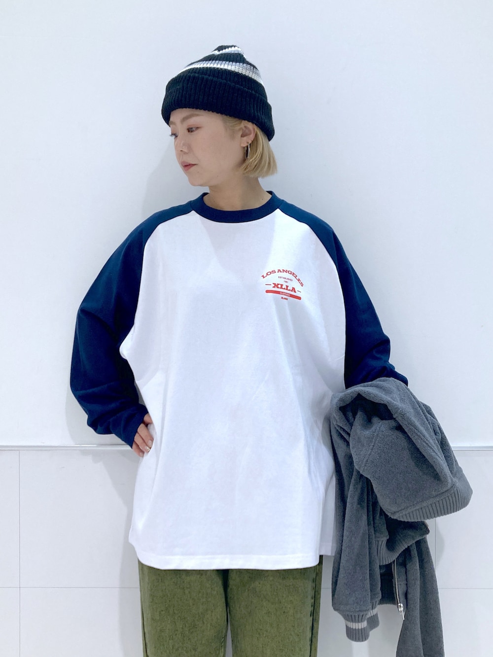 ブルー系のTシャツ/カットソー、グリーン系のデニムパンツ、グレー系のブルゾンを着用したレディースの冬コーディネートの3枚目の写真