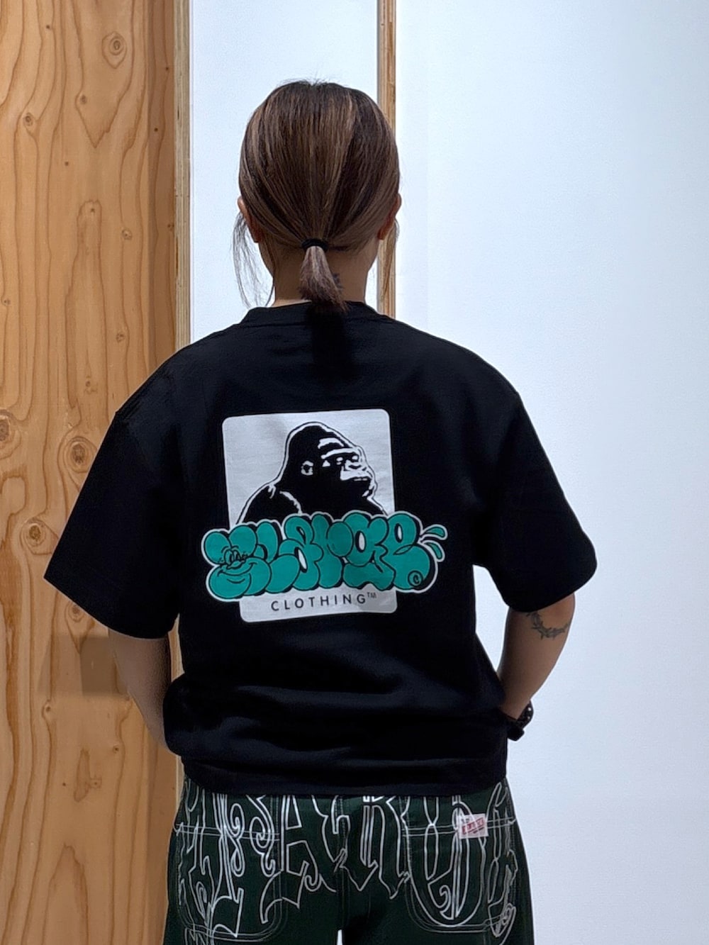 「Tシャツ/カットソー、XLARGE、いいね、save、フォローお願いします🤑、ストリート、ラクチンコーデ、低身長、低身長コーデ、低身長女子」｜「XLARGEのGRAFFITI OG S/S TEE（Tシャツ/カットソー、ブラック系）」を使った、沼田亜樹さん（レディース・156cm）の春コーディネートの3枚目の写真