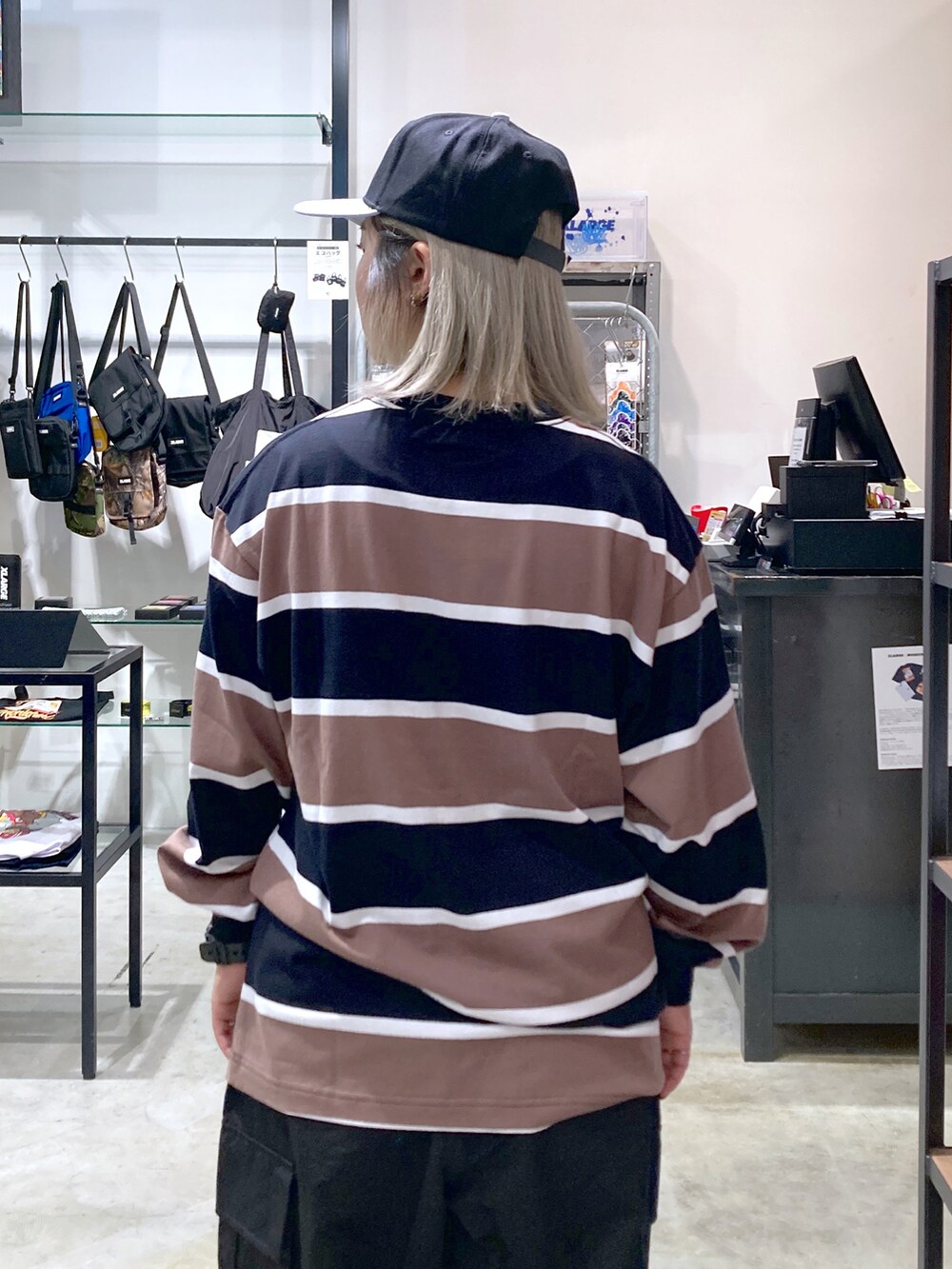 「大人カジュアル、エクストララージ、XLARGE、いいね、save、フォローお願いします🤑、ストリート、ストリートコーデ、カーゴパンツ、低身長」｜「XLARGEのSMASH A CAGE 2TONE CAP（キャップ、ブラック系）」を使った、沼田亜樹さん（レディース・156cm）の夏コーディネートの3枚目の写真