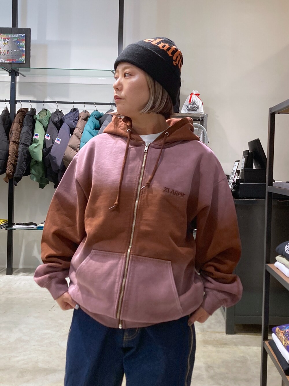 「秋冬コーデ、オトナ女子、いいね、save、フォローお願いします🤑、XLARGE、ストリート、ストリートコーデ、低身長、低身長コーデ」｜「XLARGEのMIST DYED ZIP UP HOODED SWEATSHIRT（パーカー、ブラウン系）」を使った、沼田亜樹さん（レディース・156cm）の秋コーディネートの4枚目の写真