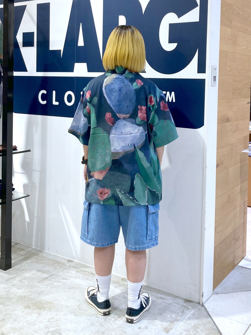 ブルー系のシャツ/ブラウス、ブルー系のデニムパンツ、ホワイト系のソックス/靴下を着用したレディースの夏コーディネートの2枚目の写真