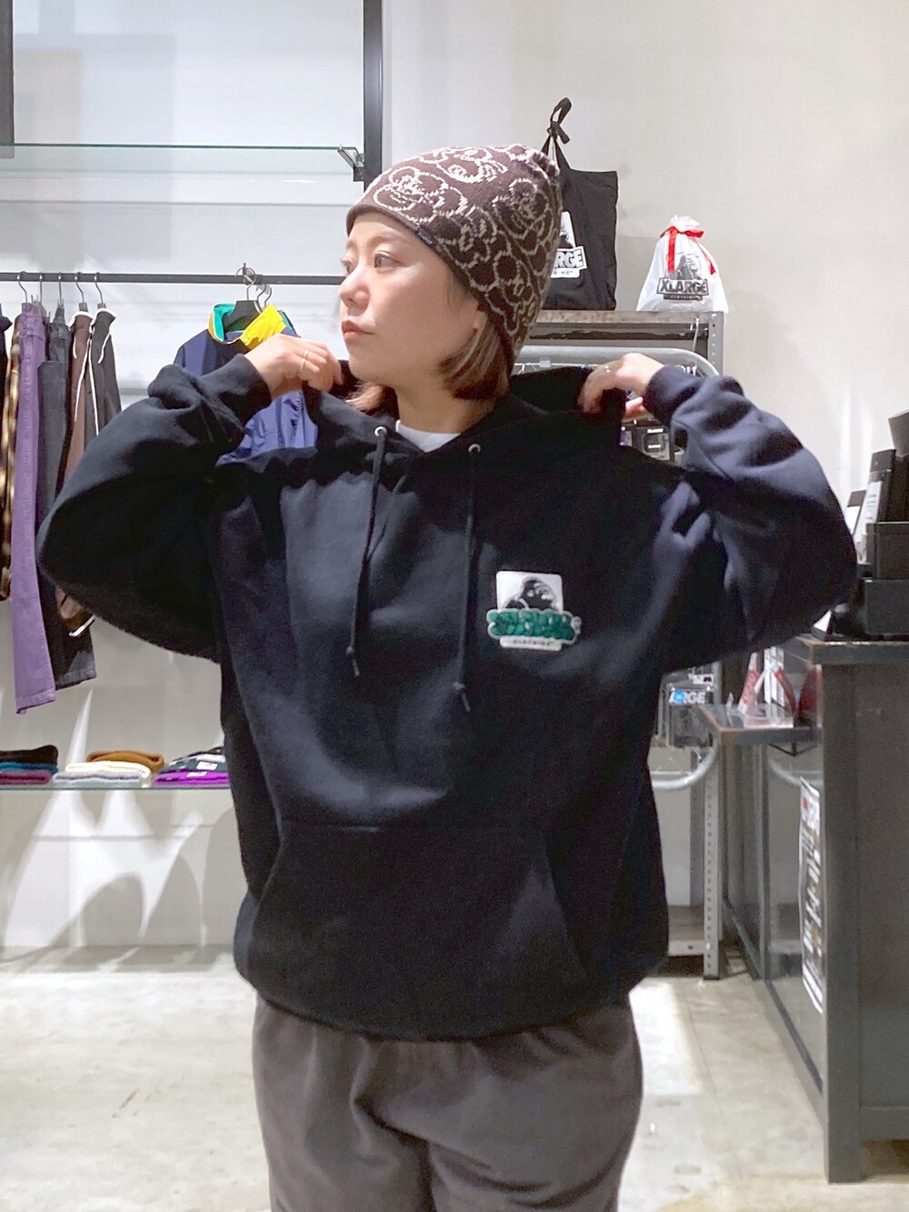 「冬コーデ、オトナカジュアル、ゆるコーデ、XLARGE、ストリート、いいね、save、フォローお願いします🤑、低身長、低身長コーデ、低身長女子」｜「XLARGEのXL GRAFFITI KNIT CAP（ニットキャップ/ビーニー、ブラウン系）」を使った、沼田亜樹さん（レディース・156cm）の冬コーディネートの2枚目の写真