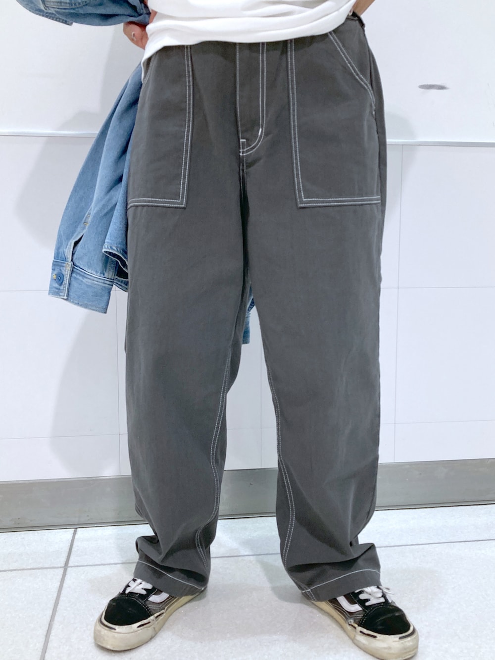 ベージュ系のニット/セーター、グレー系のパーカー、グレー系のその他パンツを着用したレディースの秋コーディネートの4枚目の写真