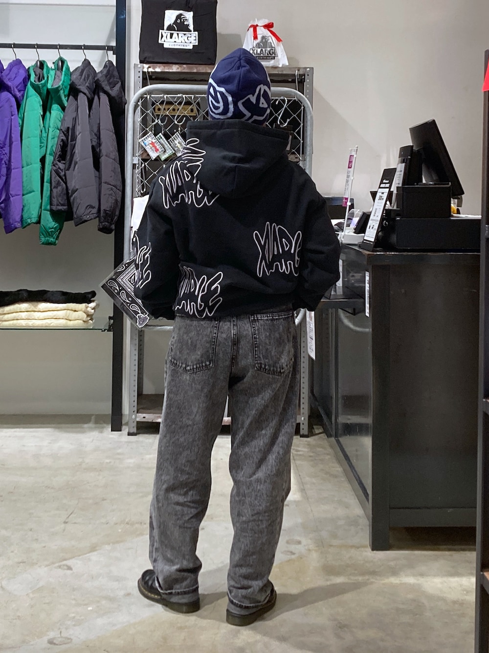 「おしゃれさんと繋がりたい、春先取り、XLARGE、ストリート、いいね、save、フォローお願いします🤑、低身長、低身長コーデ、低身長女子」｜「XLARGEのXL TAGGING SINGLE BEANIE（ニットキャップ/ビーニー、ブルー系）」を使った、沼田亜樹さん（レディース・156cm）の冬コーディネートの2枚目の写真